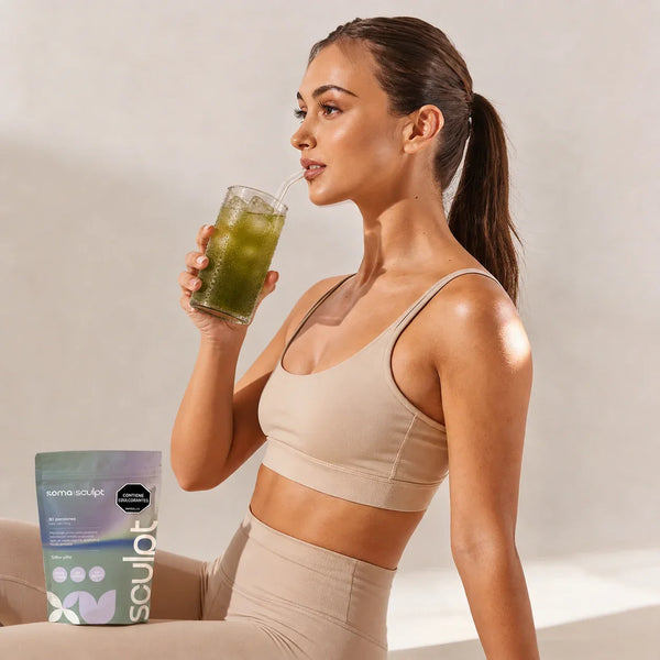 Mujer en ropa deportiva bebiendo batido verde de Soma Sculpt, suplemento para control de peso y bienestar