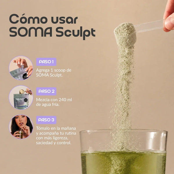 Scoop de SOMA Sculpt cayendo en agua, preparando bebida verde para rutina de ligereza y control