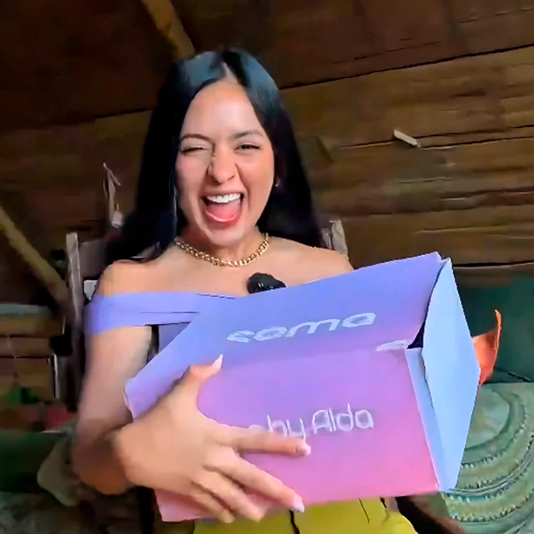 Embajadora usando el producto