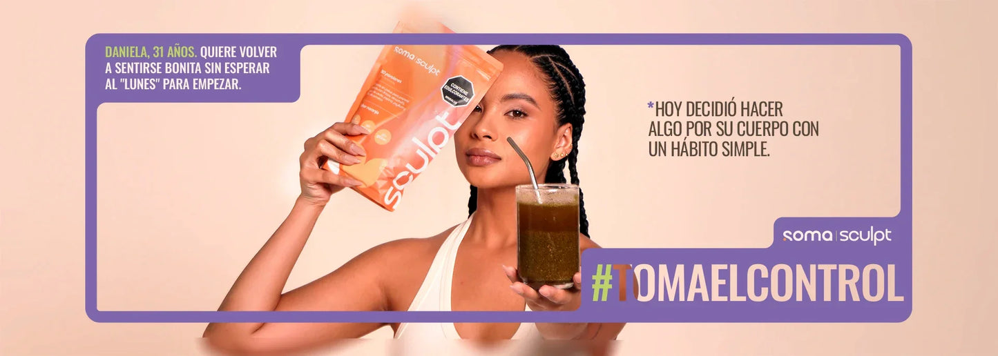 Mujer sosteniendo paquete de SOMA Sculpt sabor naranja y bebida funcional en vaso, con hashtag #TOMAELCONTROL para bienestar digestivo y rutina diaria