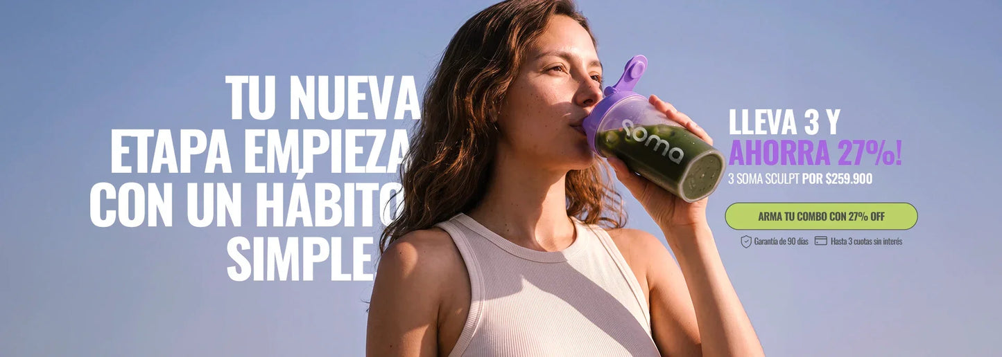 Mujer tomando SOMA Sculpt de color verde en shaker morado, con cielo azul de fondo. Bebida funcional para rutina diaria y bienestar digestivo.