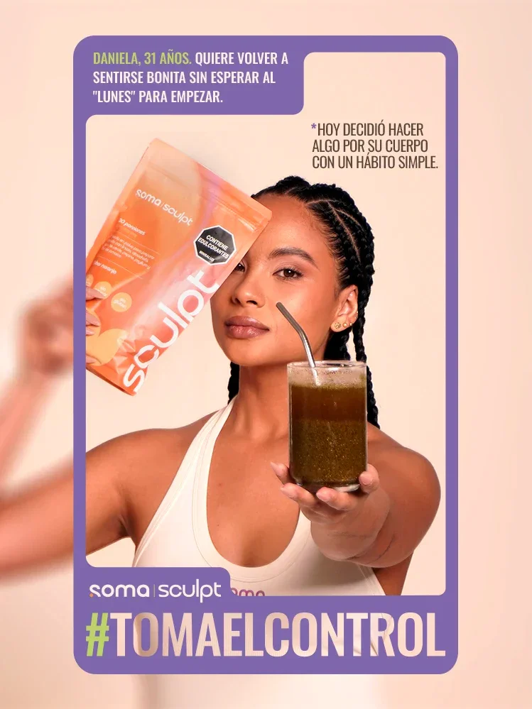 Mujer con SOMA Sculpt sabor piña, tomando bebida funcional con pajita, en rutina diaria de bienestar y saciedad. #TomaElControl