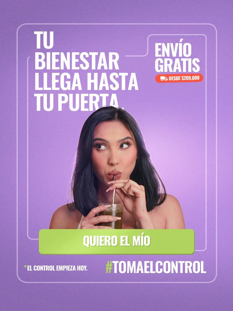 Mujer tomando bebida funcional SOMA Sculpt con pajita, fondo morado, promoción envío gratis desde $209.000, bienestar digestivo y saciedad en rutina diaria.