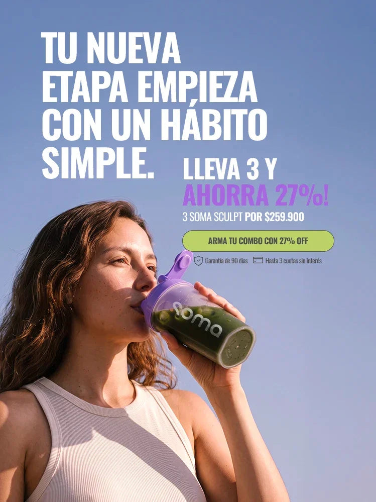 Mujer tomando SOMA Sculpt sabor piña en botella morada, bajo cielo azul. Oferta: lleva 3 y ahorra 27%. Bebida funcional para rutina diaria y bienestar digestivo.