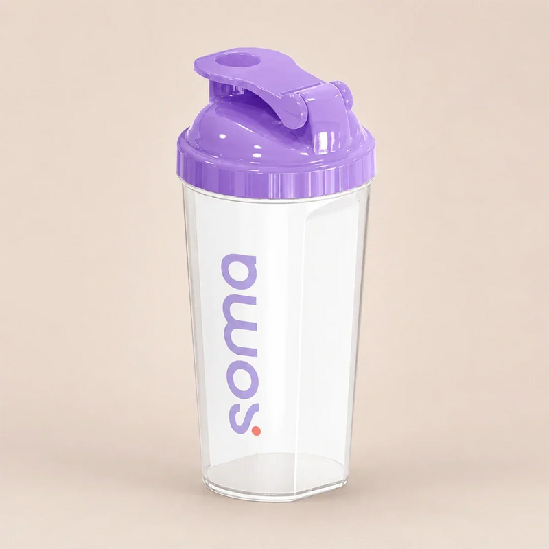 Coctelera transparente con tapa morada y logo Soma, ideal para batidos y bebidas saludables