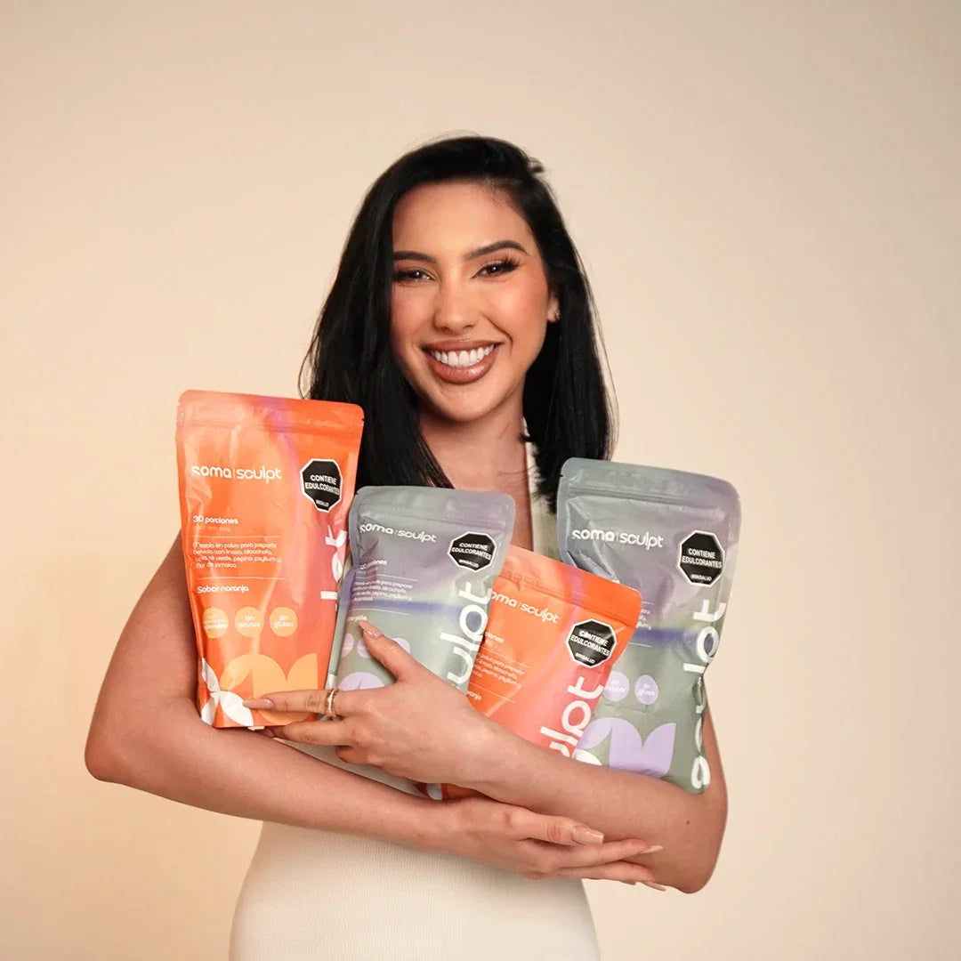 Mujer sonriente sosteniendo bolsas de SOMA Sculpt sabor naranja y piña, bebida funcional con fibra para saciedad y bienestar digestivo en rutina diaria