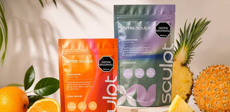 Soma Sculpt sabor piña y naranja, 30 porciones, con edulcorantes, en bolsas coloridas, junto a frutas frescas, ideal para rutina diaria y bienestar digestivo.