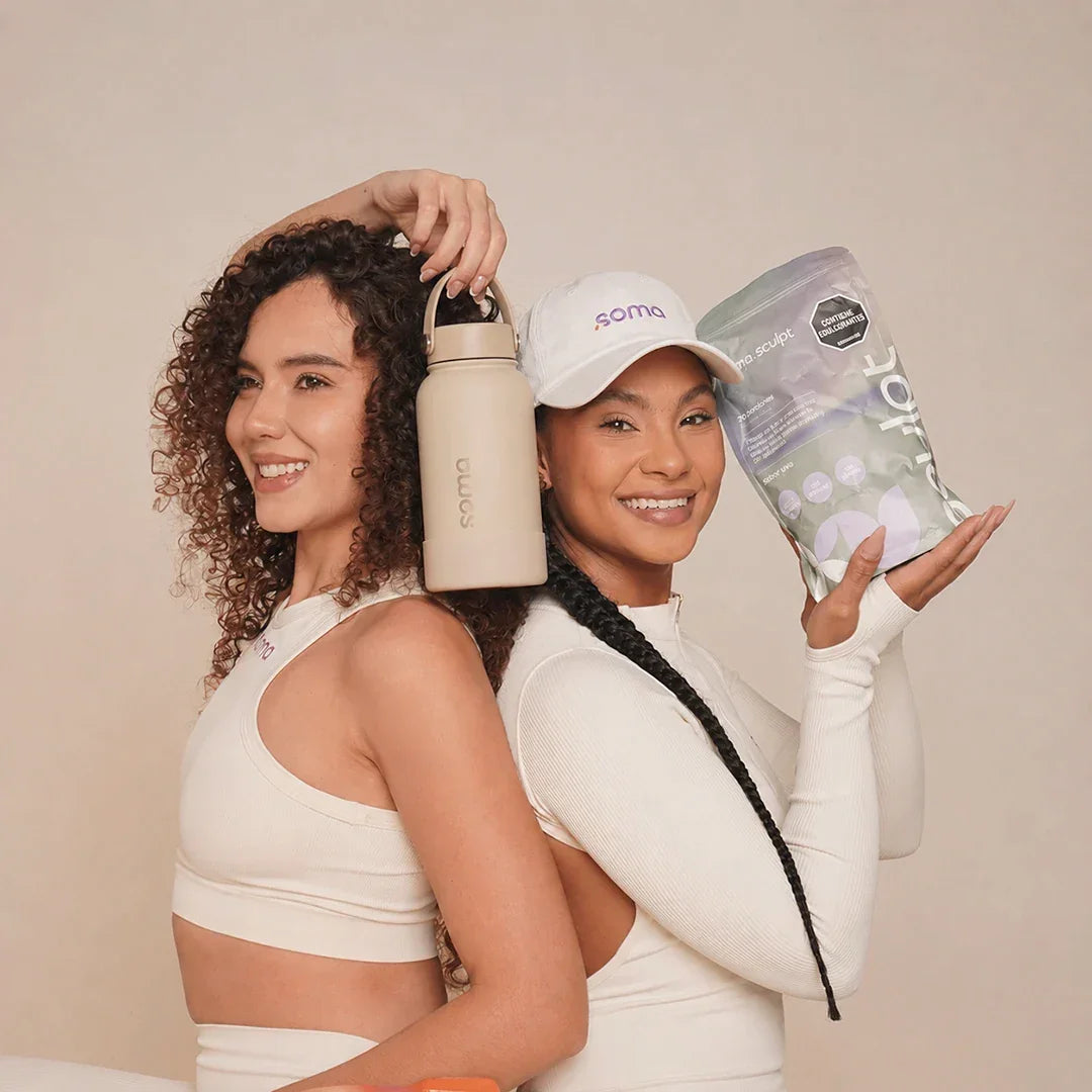 Mujeres con ropa deportiva sosteniendo botella y suplemento Soma para bienestar y fitness